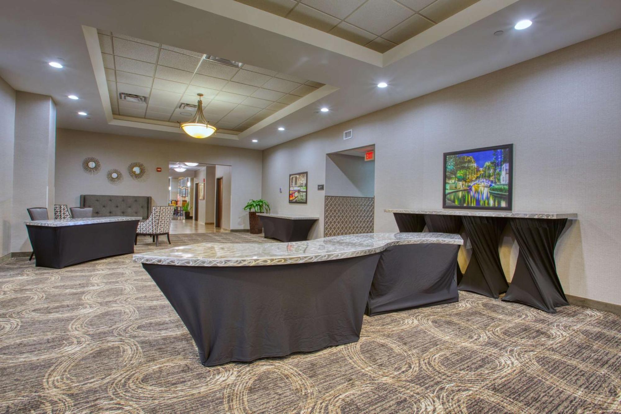 Drury Inn&suites Near La Cantera