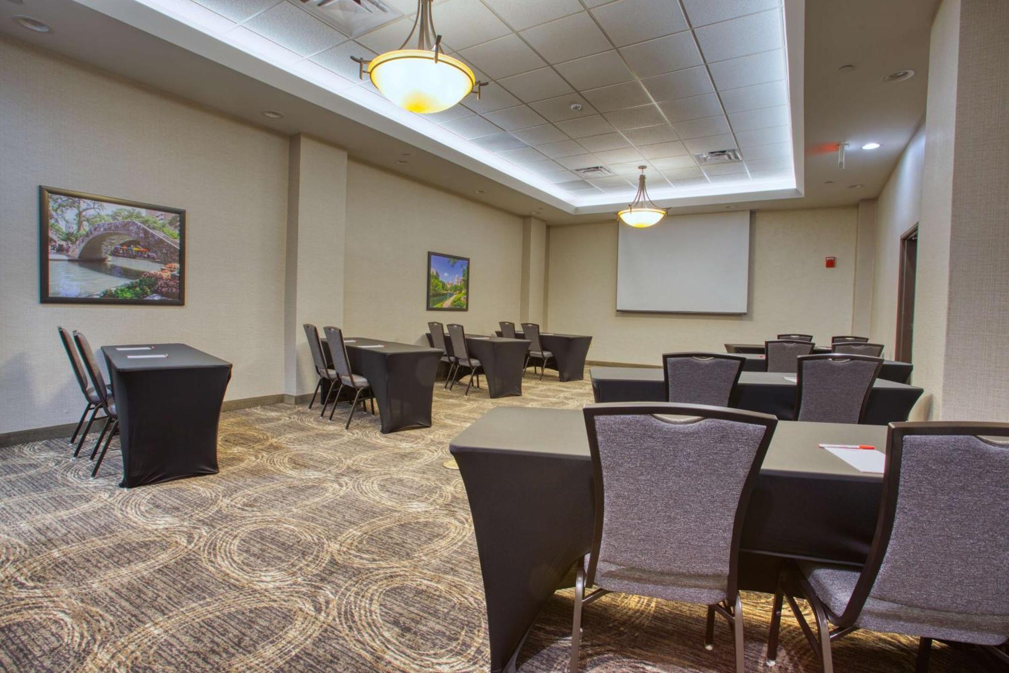 Drury Inn&suites Near La Cantera Hotel